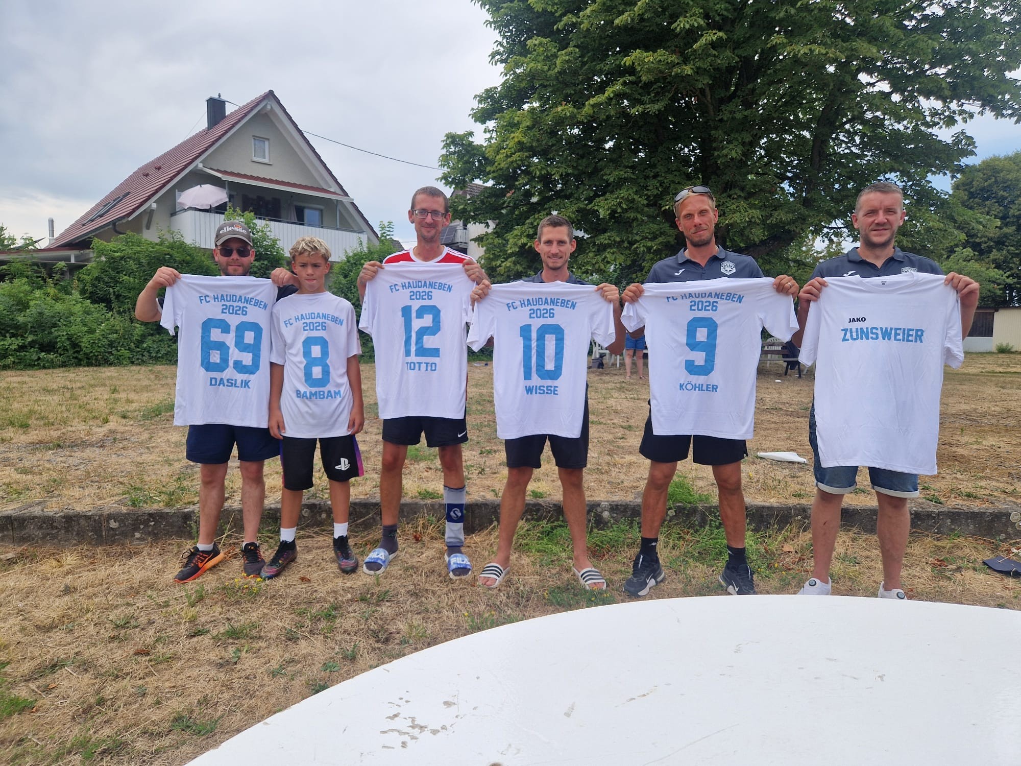 Weißes FC HAUDANEBEN 2026 Teamshirt mit hellblauem Rückendruck