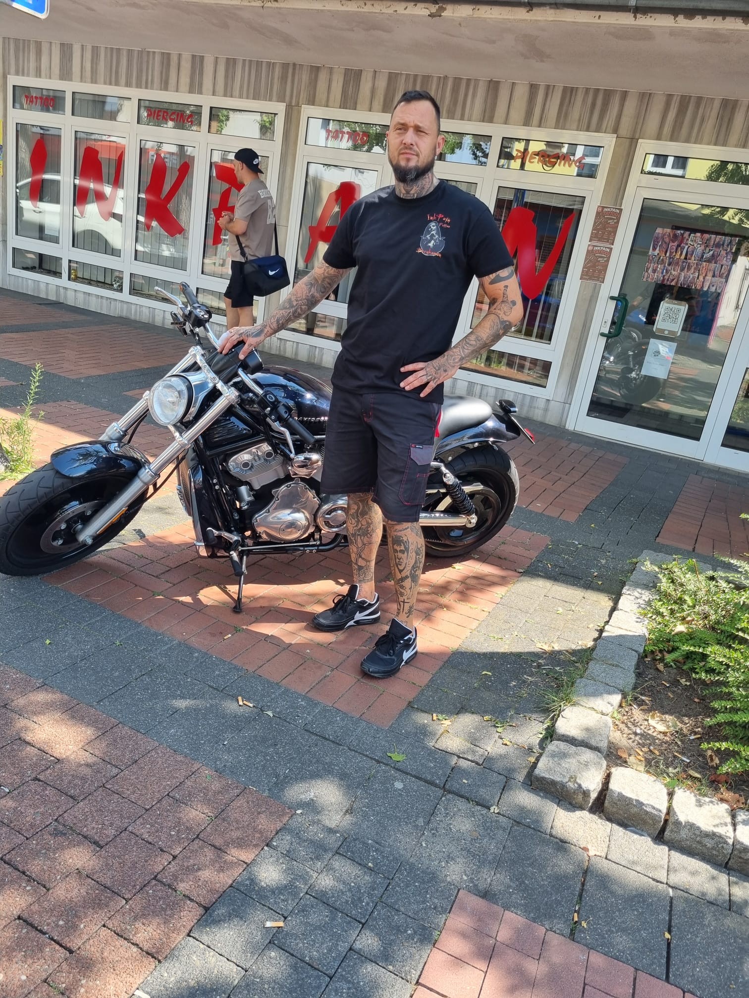 InkPain Studio-Shirt mit großflächigem Rückendruck